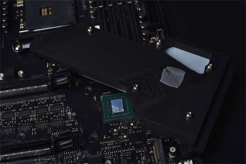 ASUS ROG Crosshair VIII Dark Hero主机板开箱测试/英雄再临 黑化无扇(12)