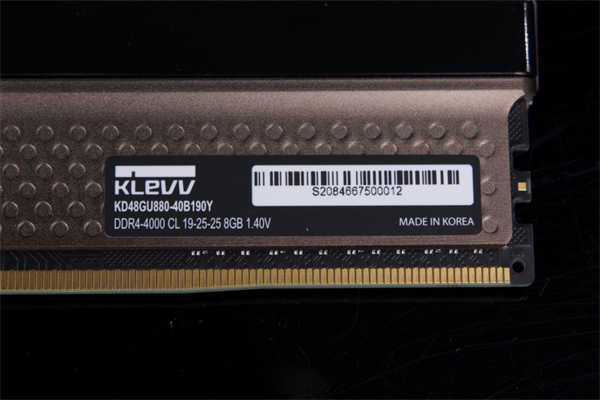KLEVV CRAS XR RGB DDR4记忆体开箱/无边角环形RGB导光灯条、纯铝散热片加强导热(5)
