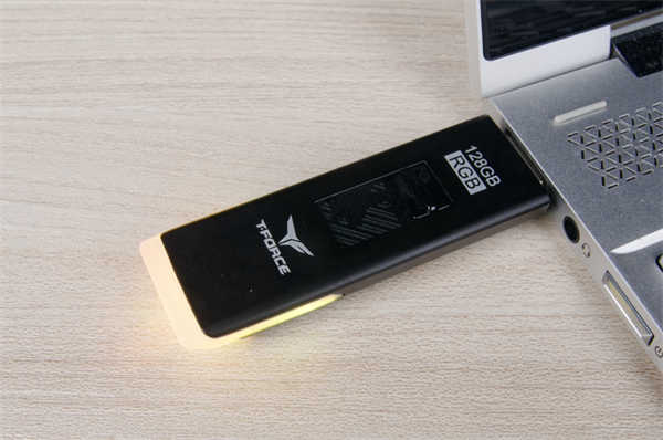十铨 T-FORCE SPARK USB3.2 Gen1 128GB RGB随身碟/创新剩余容量灯效即时显示设计