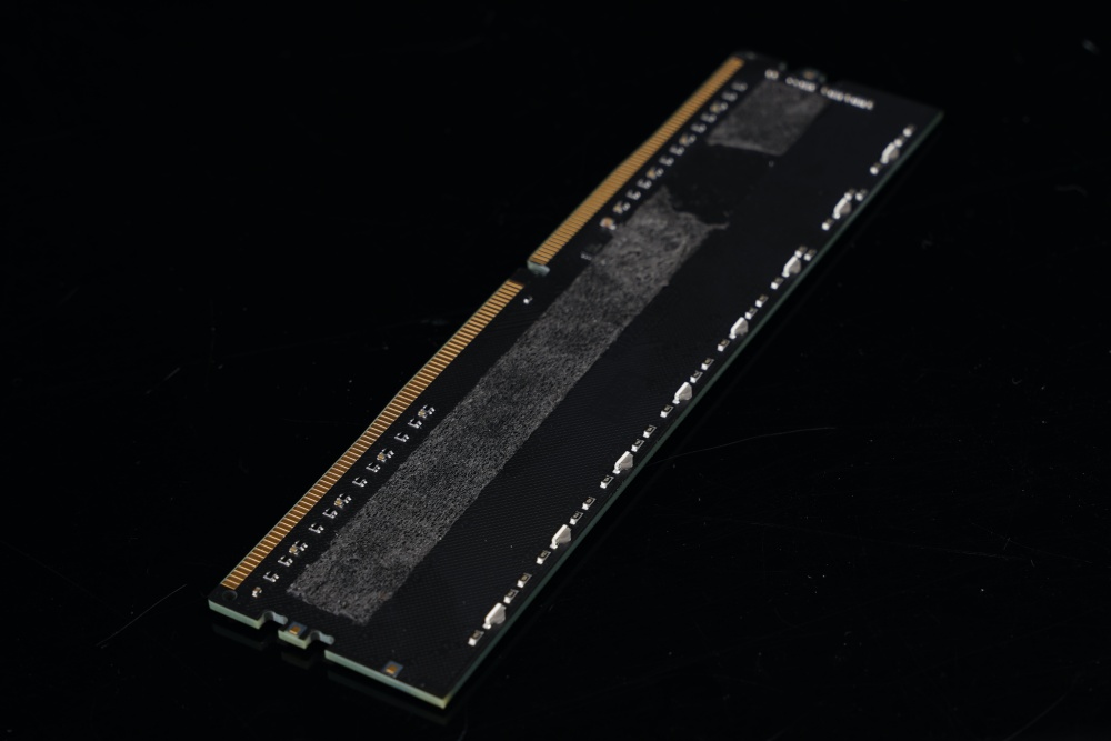 KLEVV CRAS XR RGB DDR4记忆体开箱/无边角环形RGB导光灯条、纯铝散热片加强导热(12)