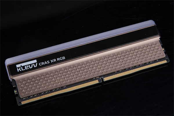 KLEVV CRAS XR RGB DDR4记忆体开箱/无边角环形RGB导光灯条、纯铝散热片加强导热(4)