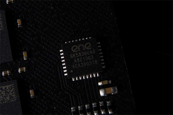 KLEVV CRAS XR RGB DDR4记忆体开箱/无边角环形RGB导光灯条、纯铝散热片加强导热(14)