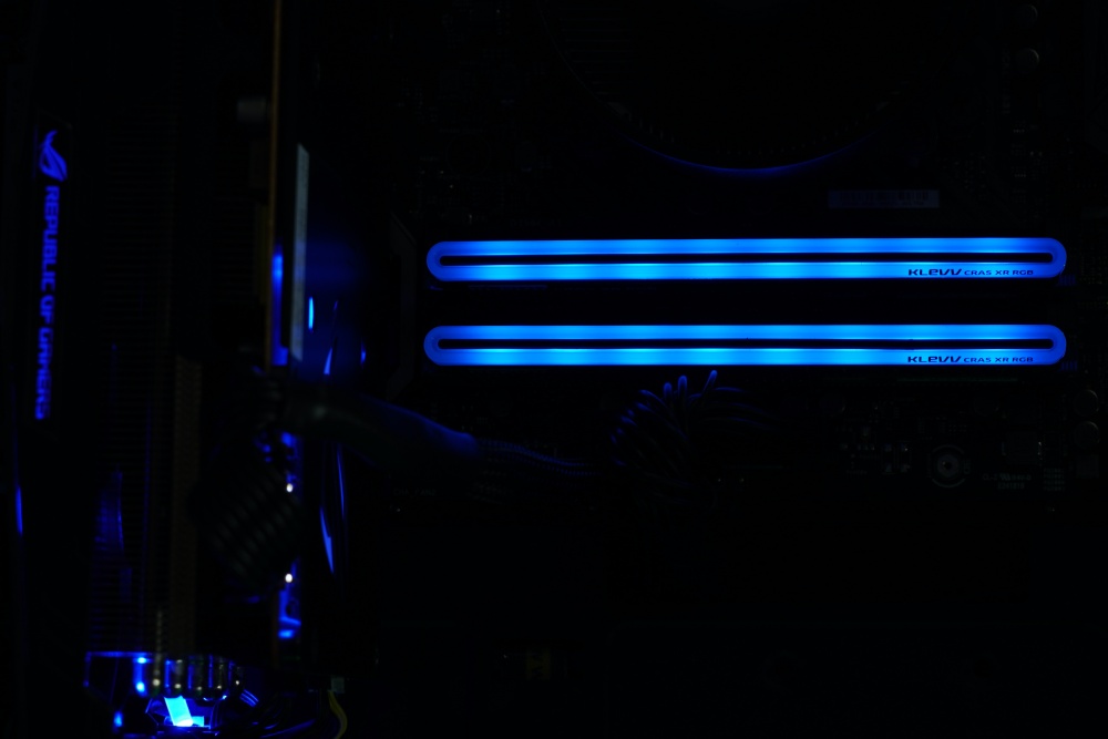 KLEVV CRAS XR RGB DDR4记忆体开箱/无边角环形RGB导光灯条、纯铝散热片加强导热(16)