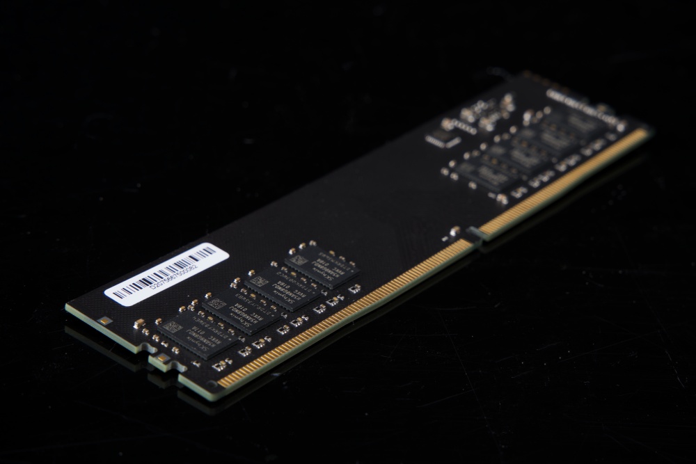 KLEVV CRAS XR RGB DDR4记忆体开箱/无边角环形RGB导光灯条、纯铝散热片加强导热(11)