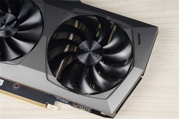 ZOTAC GAMING GeForce RTX 3070 TWIN EDGE/大小双扇设计再现，散热器加宽不加厚(5)