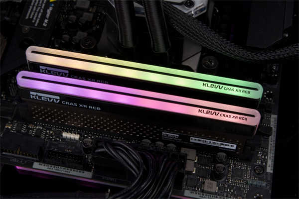 KLEVV CRAS XR RGB DDR4记忆体开箱/无边角环形RGB导光灯条、纯铝散热片加强导热(18)