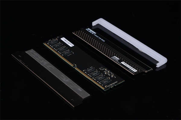 KLEVV CRAS XR RGB DDR4记忆体开箱/无边角环形RGB导光灯条、纯铝散热片加强导热(10)