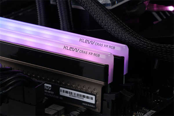 KLEVV CRAS XR RGB DDR4记忆体开箱/无边角环形RGB导光灯条、纯铝散热片加强导热(19)