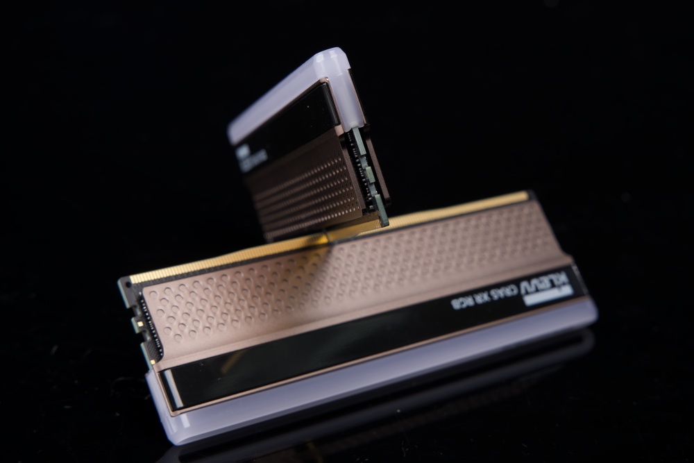 KLEVV CRAS XR RGB DDR4记忆体开箱/无边角环形RGB导光灯条、纯铝散热片加强导热(9)