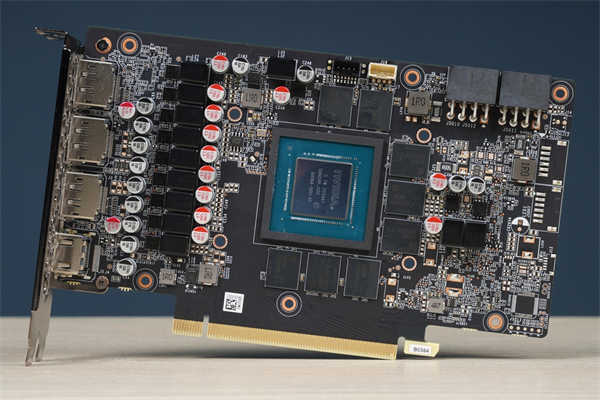 ZOTAC GAMING GeForce RTX 3070 TWIN EDGE/大小双扇设计再现，散热器加宽不加厚(17)