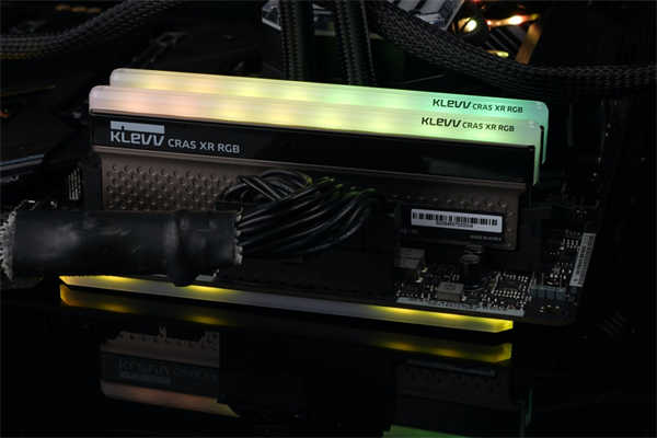 KLEVV CRAS XR RGB DDR4记忆体开箱/无边角环形RGB导光灯条、纯铝散热片加强导热(27)