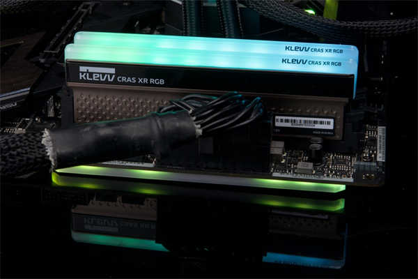 KLEVV CRAS XR RGB DDR4记忆体开箱/无边角环形RGB导光灯条、纯铝散热片加强导热(17)