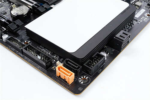 GIGABYTE B550 VISION D主机板开箱测试ft. Ryzen 7 4750G主白色系高颜质Thunderbolt3好迅速(8)