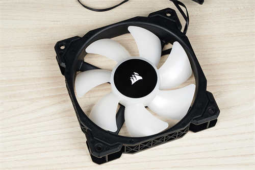 CORSAIR iCUE H100i ELITE CAPELLIX一体式水冷散热器/性能表现依旧，全新设计外型更亮(9)