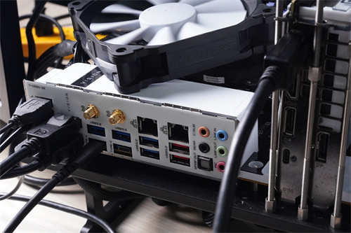 GIGABYTE B550 VISION D主机板开箱测试ft. Ryzen 7 4750G主白色系高颜质Thunderbolt3好迅速(28)
