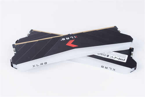 PNY XLR8 DDR4 3200 8Gx2 RGB记忆体/雾面导光RGB灯效、CJR颗粒搭载的优质效能(8)