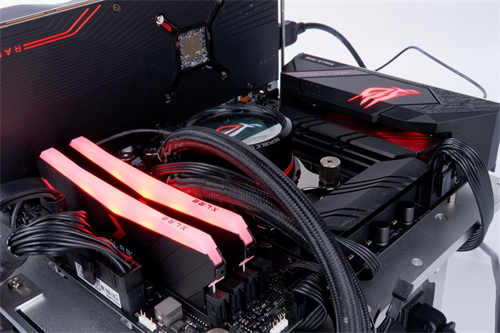 PNY XLR8 DDR4 3200 8Gx2 RGB记忆体/雾面导光RGB灯效、CJR颗粒搭载的优质效能(31)