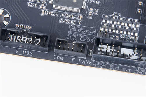 GIGABYTE B550 AORUS PRO AC开箱测试/Fins-Array散热鳍片搭载、平价规格齐全(15)
