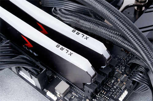 PNY XLR8 DDR4 3200 8Gx2 RGB记忆体/雾面导光RGB灯效、CJR颗粒搭载的优质效能(28)
