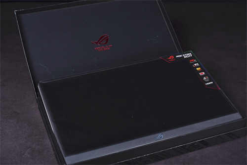 最强17吋可携电竞萤幕ASUS ROG STRIX XG17AHP开箱(2)