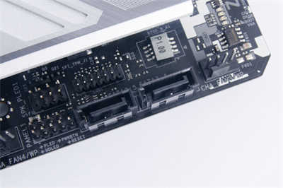 华擎ASRock Z490 Steel Legend/银白数位迷彩风格、钢铁传奇般的可靠性(8)