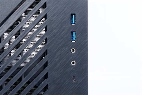 InWin C200创作者专用机壳/足够的 3.5吋硬碟槽与前置U3 Gen2 Type-C，为创作者而生(9)