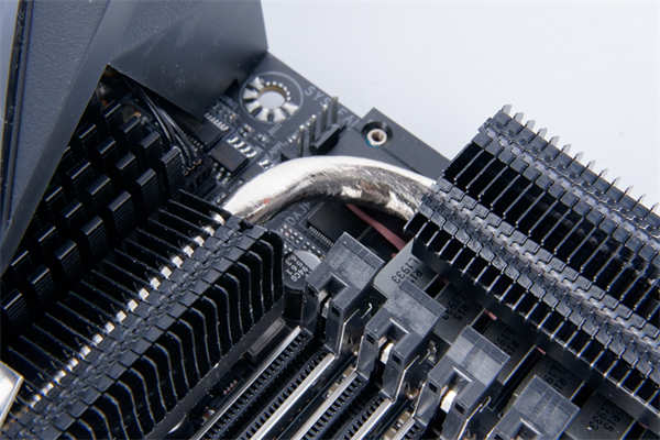 技嘉GIGABYTE TRX40 AORUS MASTER/同价格等级产品唯一搭载5GbE Lan、16+3相Infineon直出供电方案(5)