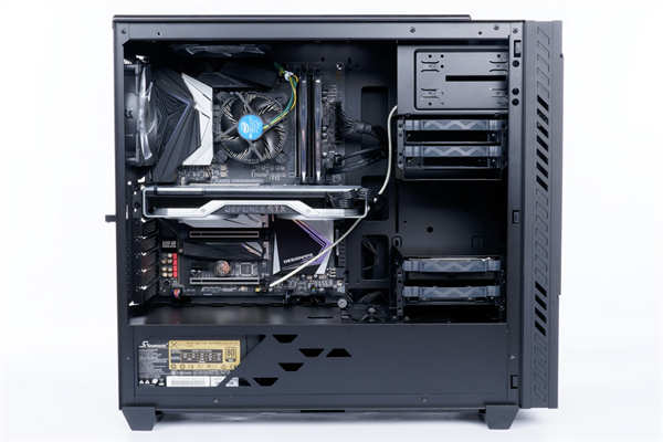 InWin C200创作者专用机壳/足够的 3.5吋硬碟槽与前置U3 Gen2 Type-C，为创作者而生(37)