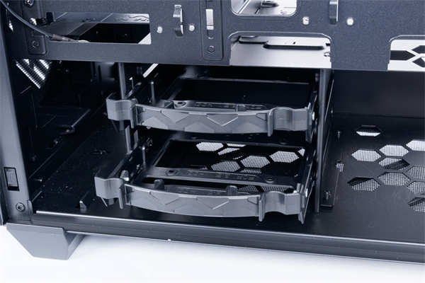 InWin C200创作者专用机壳/足够的 3.5吋硬碟槽与前置U3 Gen2 Type-C，为创作者而生(21)