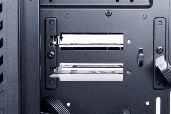 InWin C200创作者专用机壳/足够的 3.5吋硬碟槽与前置U3 Gen2 Type-C，为创作者而生(23)