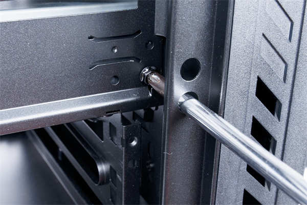 InWin C200创作者专用机壳/足够的 3.5吋硬碟槽与前置U3 Gen2 Type-C，为创作者而生(34)