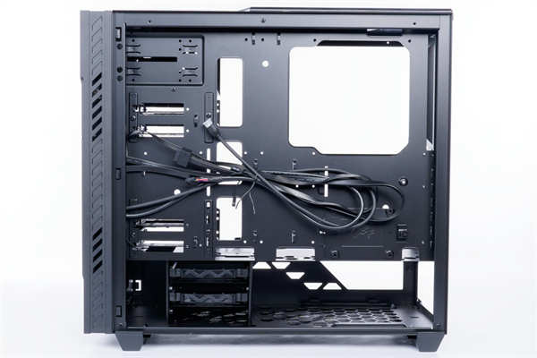InWin C200创作者专用机壳/足够的 3.5吋硬碟槽与前置U3 Gen2 Type-C，为创作者而生(20)