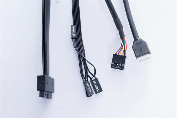 InWin C200创作者专用机壳/足够的 3.5吋硬碟槽与前置U3 Gen2 Type-C，为创作者而生(36)