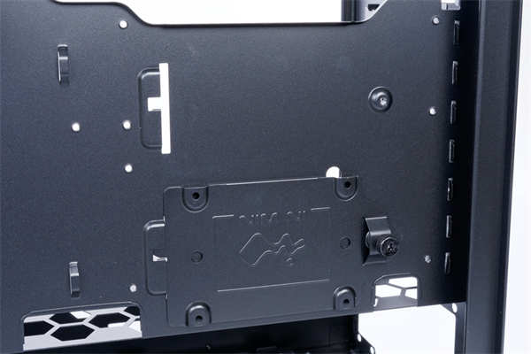 InWin C200创作者专用机壳/足够的 3.5吋硬碟槽与前置U3 Gen2 Type-C，为创作者而生(22)