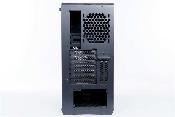 InWin C200创作者专用机壳/足够的 3.5吋硬碟槽与前置U3 Gen2 Type-C，为创作者而生(10)