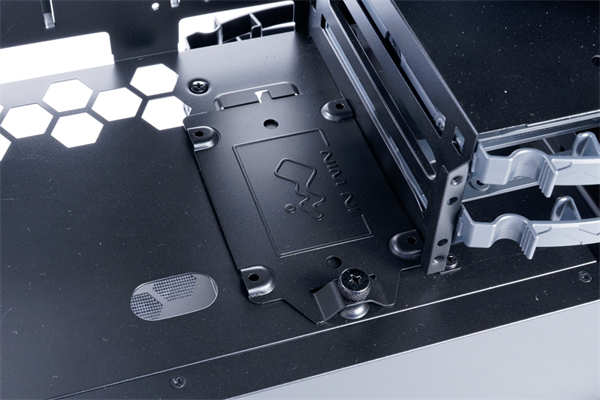 InWin C200创作者专用机壳/足够的 3.5吋硬碟槽与前置U3 Gen2 Type-C，为创作者而生(18)