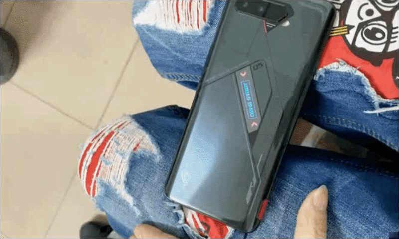 ROG Phone 5 机身背面加入 ROG Vision 功能副萤幕，可显示游戏、充电、来电通知等讯息