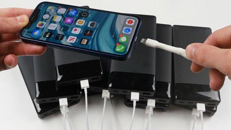 一次 10 台行动电源同时充电 iPhone 12 Pro Max 会比较快吗？
