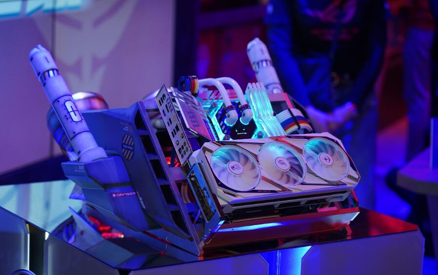 华硕联名新品重磅上市 RTX 3080钢弹显示卡 全球首发！(1)