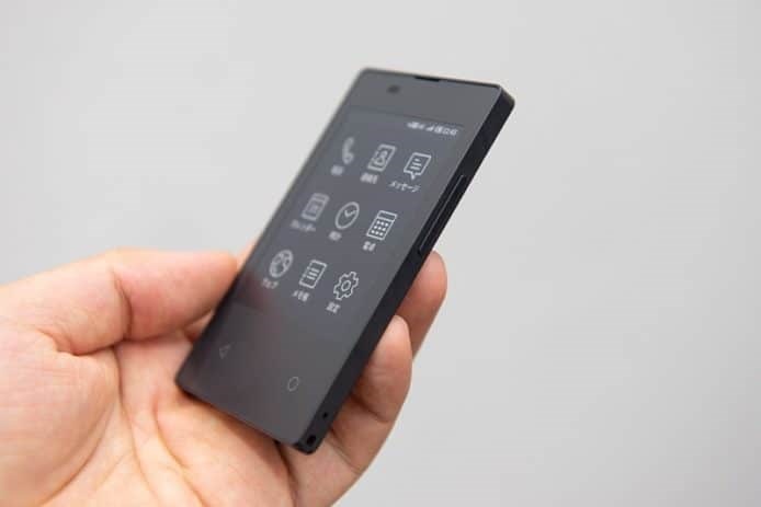 日本Kyocera推出“全球最轻最薄”手机：墨水屏设计，重量仅47G(1)