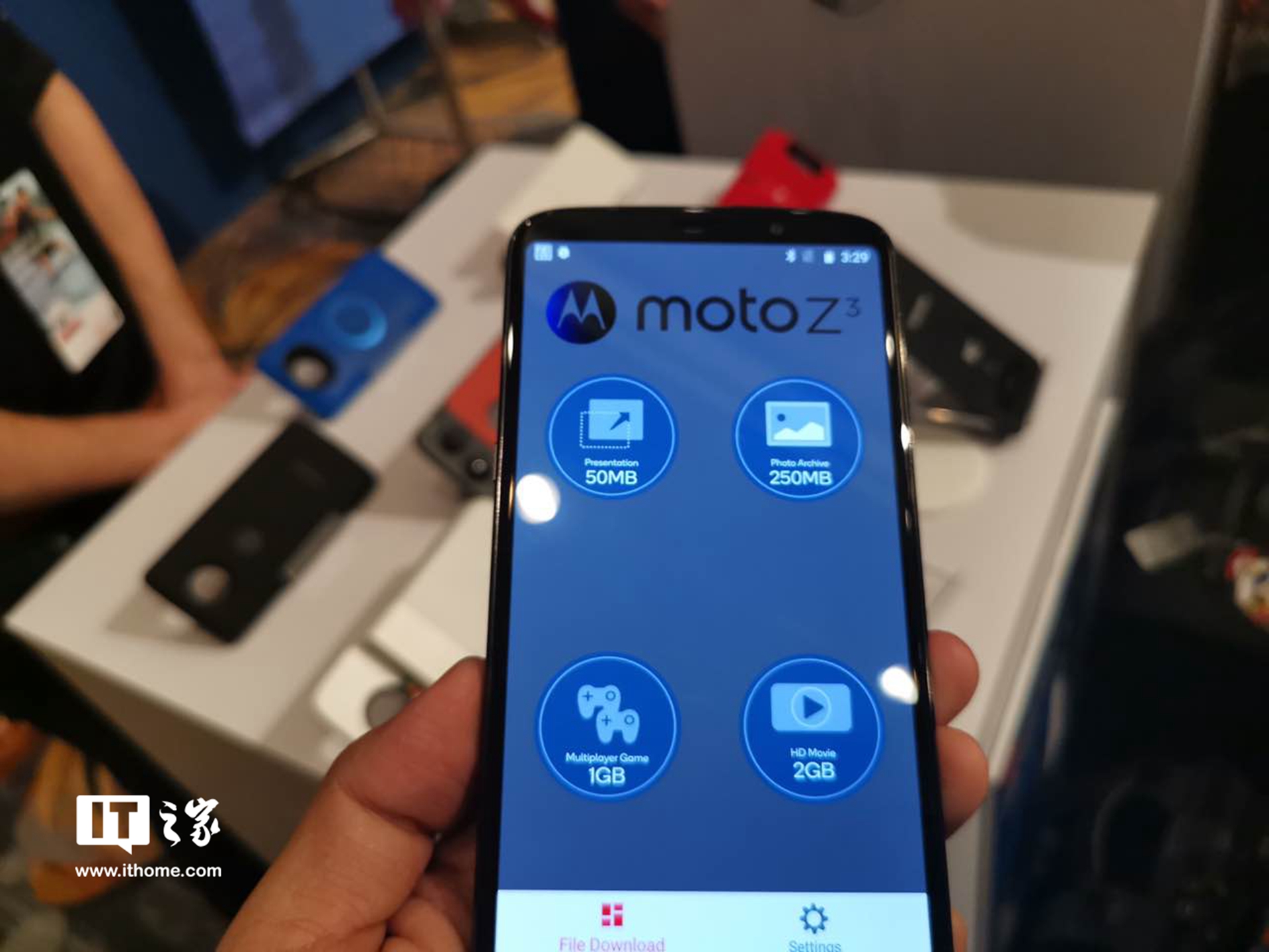Moto正式发布了新一代5G旗舰手机Moto Z3(2)