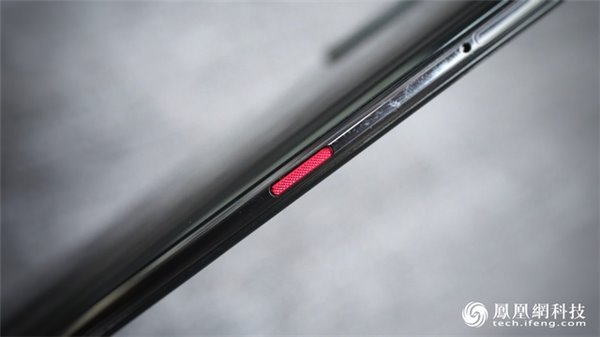 小米9透明尊享版:采用6.39英寸水滴全面屏,半露香肩的“战斗天使”(2)