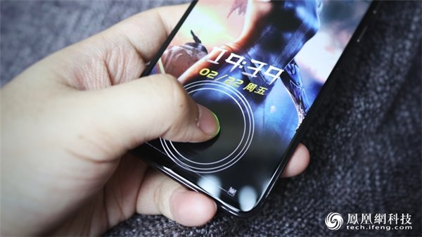 小米9透明尊享版:采用6.39英寸水滴全面屏,半露香肩的“战斗天使”(10)