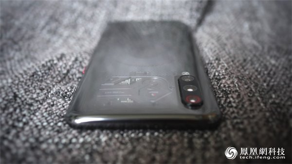 小米9透明尊享版:采用6.39英寸水滴全面屏,半露香肩的“战斗天使”(9)