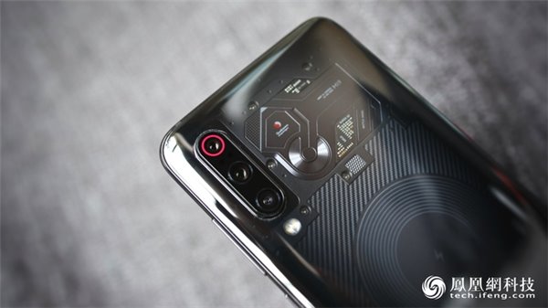 小米9透明尊享版:采用6.39英寸水滴全面屏,半露香肩的“战斗天使”(7)
