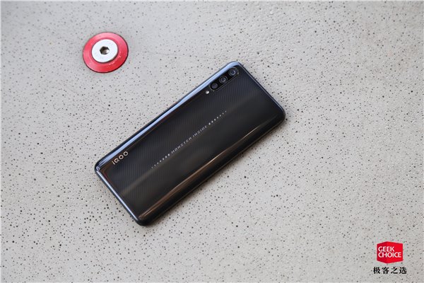 vivo子品牌iQOO发布旗下首款手机：12GB运行内存，亮面凯夫拉纹理玻璃(4)