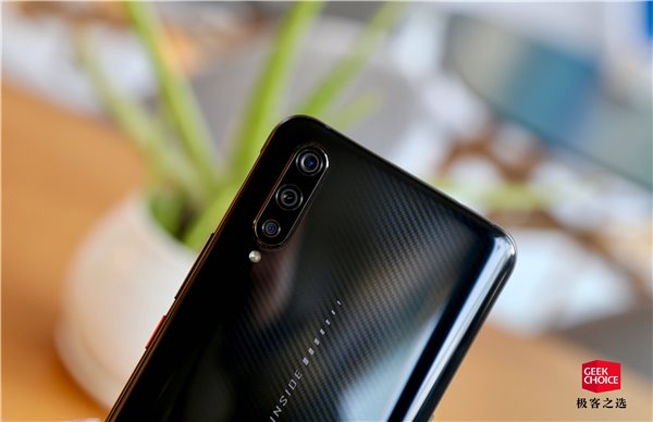 vivo子品牌iQOO发布旗下首款手机：12GB运行内存，亮面凯夫拉纹理玻璃(9)