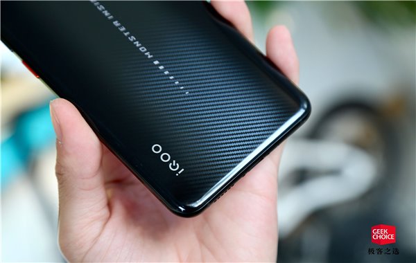 vivo子品牌iQOO发布旗下首款手机：12GB运行内存，亮面凯夫拉纹理玻璃(10)