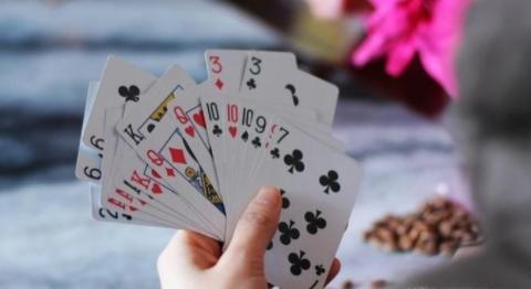 争上游扑克牌游戏规则 （扑克争上游的游戏规则介绍）(2)