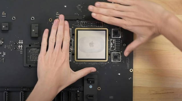 新款苹果 Mac Pro 拆解:不支持扩展内存、M2 Ultra 配大主板、大风扇